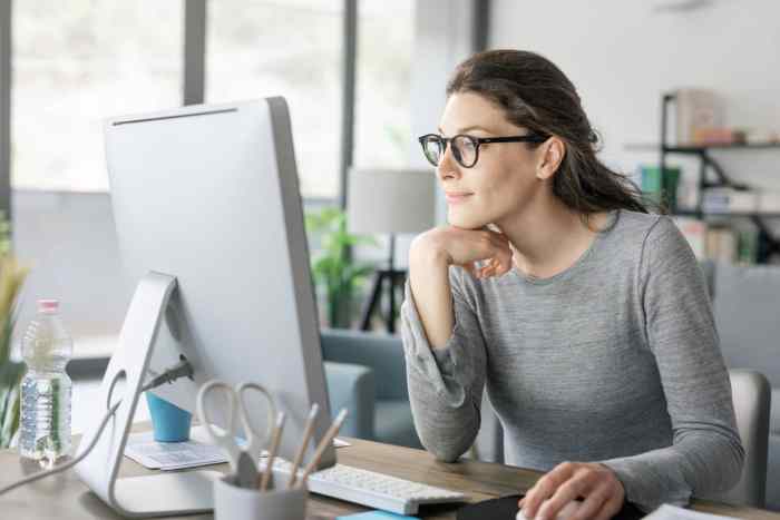 Arbeitsplatz im wohnzimmer absetzen