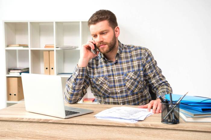 Arbeitsplatz im wohnzimmer absetzen