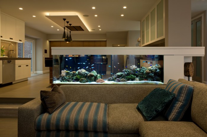 Aquarium als raumteiler wohnzimmer