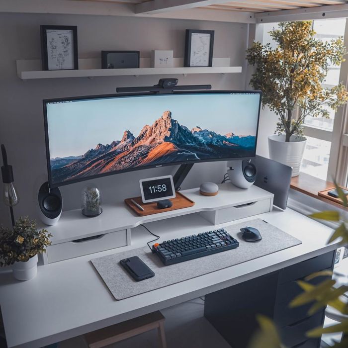 Arbeitstisch zu hause mit pc im wohnzimmer